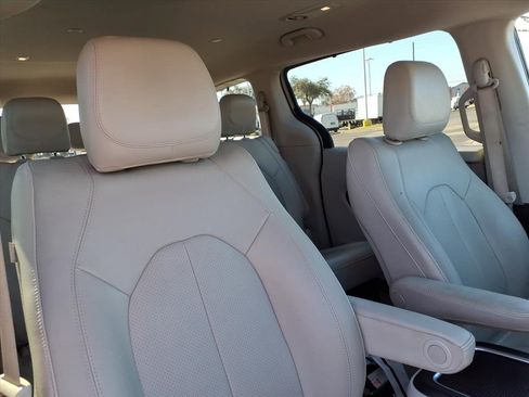 Used 2021 Chrysler Pacifica Touring-L image 19