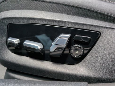 Used 2022 BMW M550i xDrive w/ Dynamic Handling Package image 27