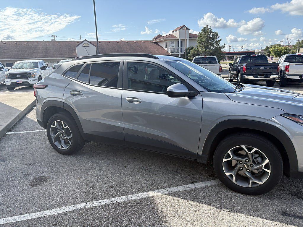 Used 2025 Chevrolet Trax LT FWD image 9