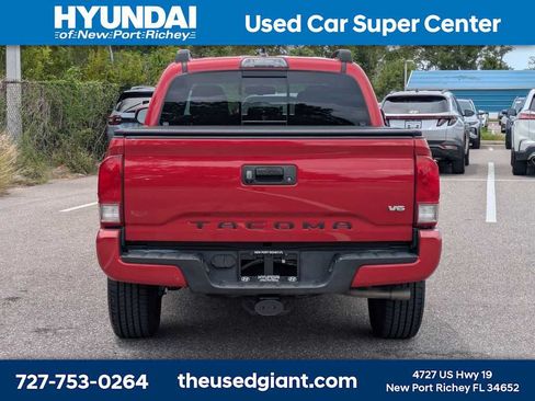Used 2017 Toyota Tacoma TRD Sport w/ Tow Package RWD image 4