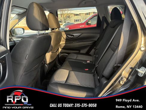Used 2018 Nissan Rogue SV image 16