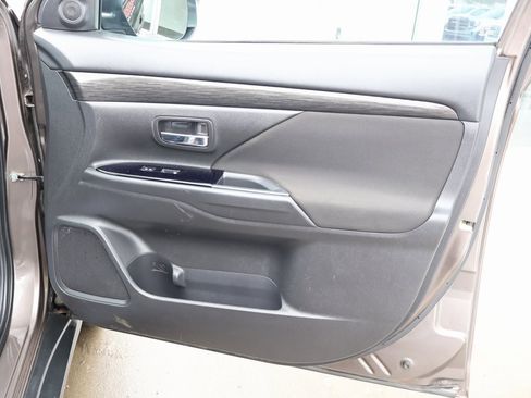 Used 2018 Mitsubishi Outlander ES image 35