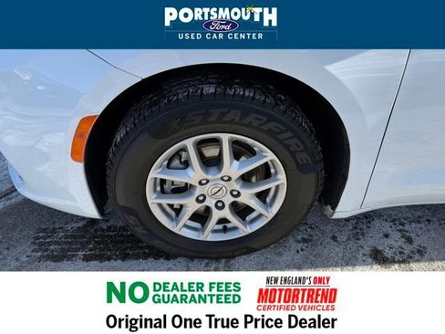 Used 2024 Chrysler Pacifica Touring-L image 28