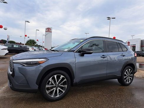 Used 2025 Toyota Corolla Cross XLE FWD image 9
