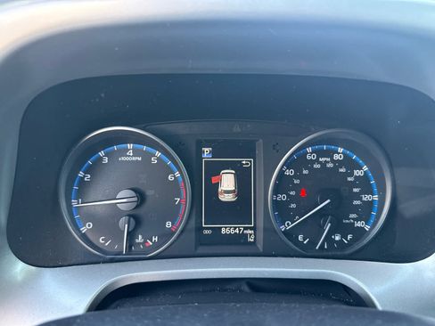 Used 2018 Toyota RAV4 LE AWD/4WD image 9