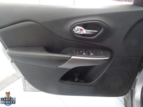 Used 2019 Jeep Cherokee Latitude w/ Popular Appearance Group FWD image 9