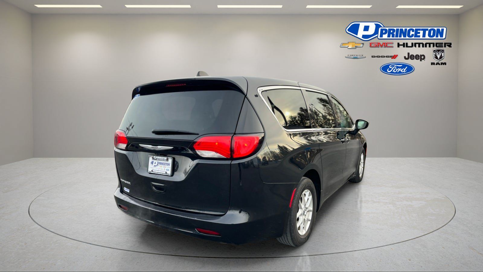 Used 2023 Chrysler Voyager LX FWD image 7