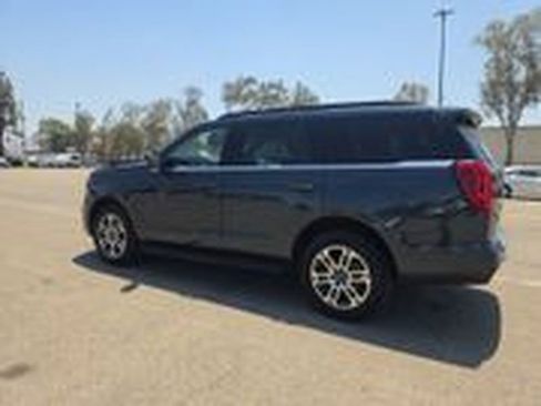 Used 2025 Ford Expedition Active AWD/4WD image 5