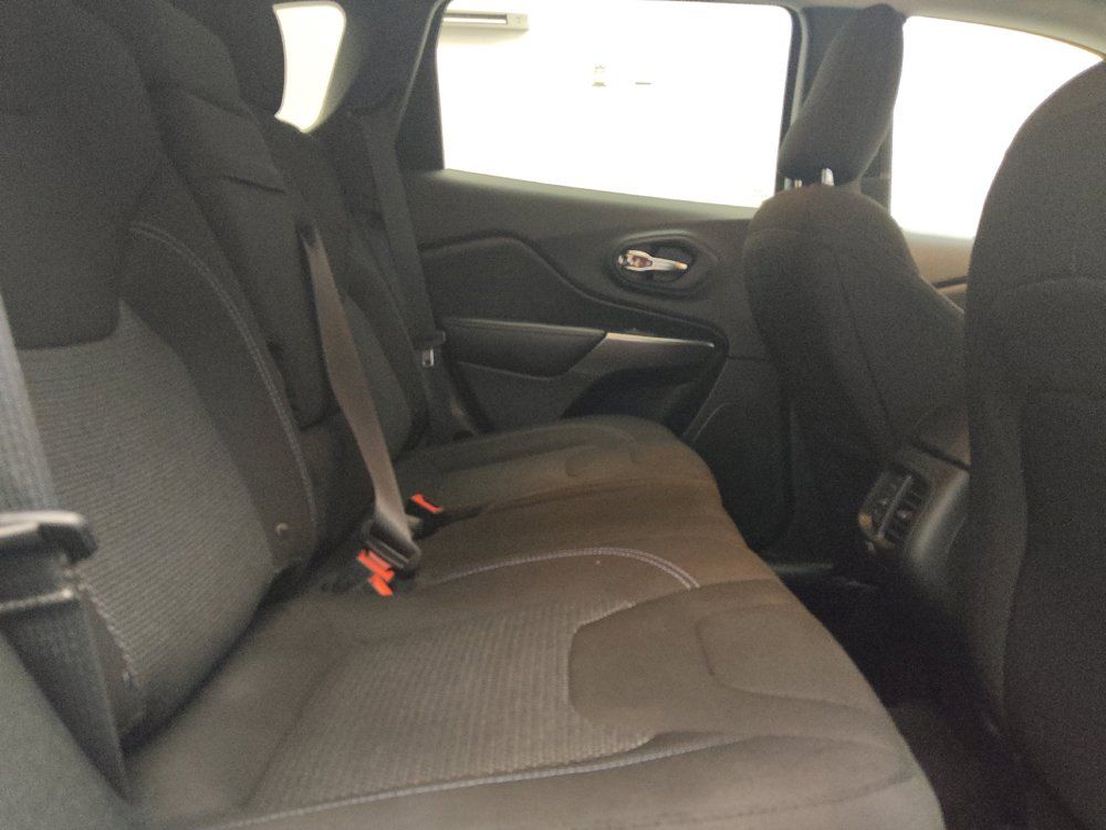 Used 2019 Jeep Cherokee Latitude w/ Popular Appearance Group FWD image 19