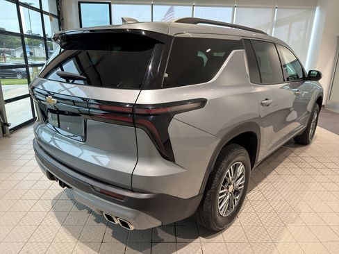 Used 2025 Chevrolet Traverse LT FWD image 5