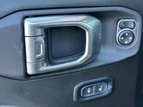 Used 2023 Jeep Wrangler Unlimited AWD/4WD image 12