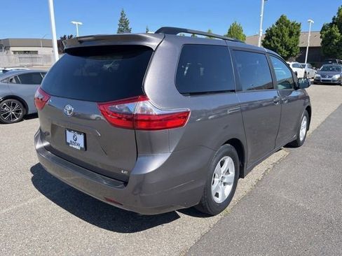 Used 2020 Toyota Sienna LE w/ Carpet Mat Package FWD image 5