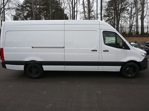 Used 2025 Mercedes-Benz Sprinter 2500 image 23