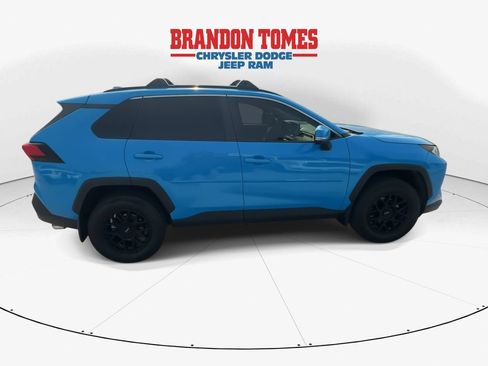 Used 2019 Toyota RAV4 XLE w/ Convenience Package FWD image 9