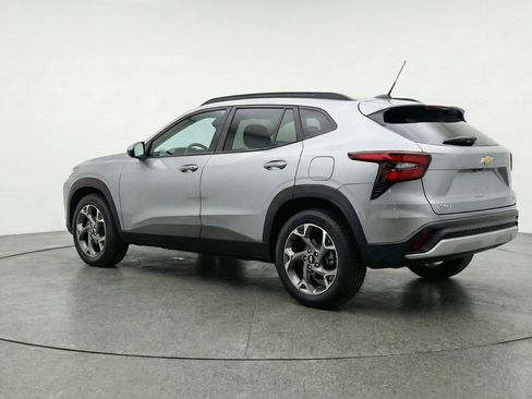 Used 2025 Chevrolet Trax LT w/ LT Convenience Package FWD image 6