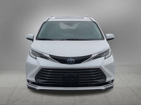 Used 2023 Toyota Sienna Limited image 9