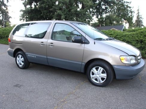 Used 1999 Toyota Sienna CE FWD image 2