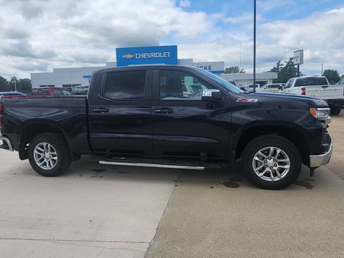 Used 2023 Chevrolet Silverado 1500 LT w/ Z71 Off-Road Package AWD/4WD image 4