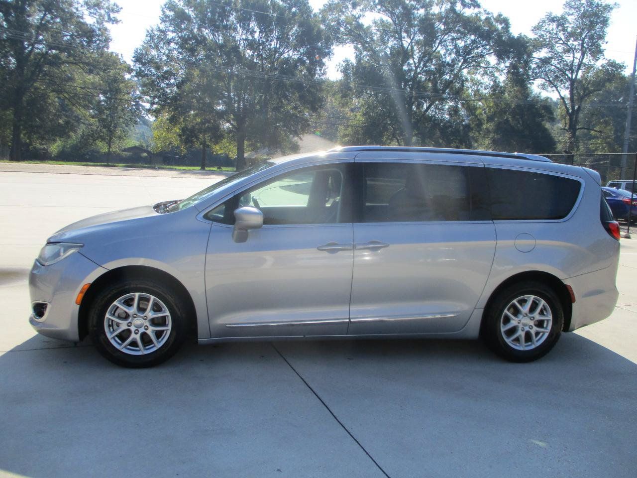 Used 2020 Chrysler Pacifica Touring-L FWD image 7