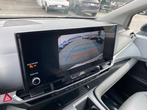Used 2025 Toyota Sienna XLE image 27