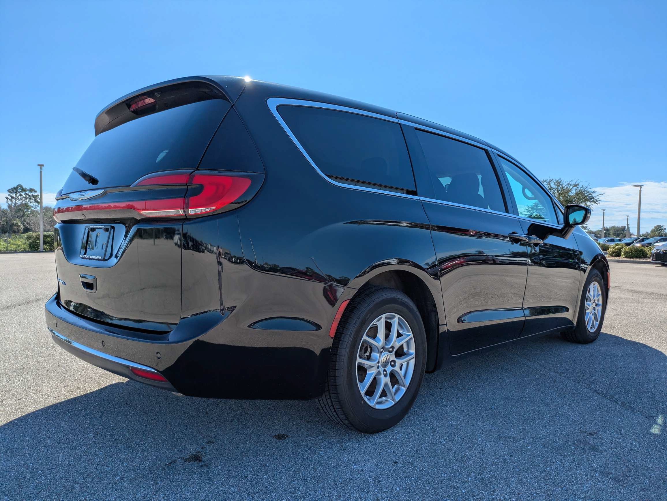 Used 2024 Chrysler Pacifica Touring-L FWD image 4