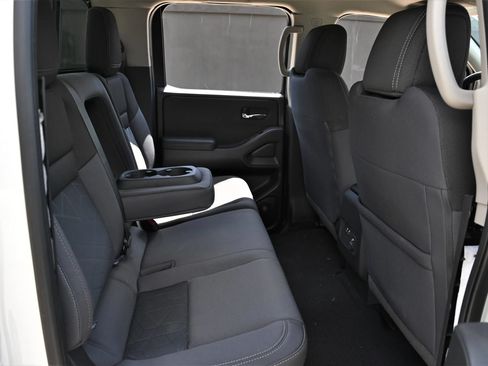 Used 2025 Nissan Frontier SV w/ SV Convenience Package RWD image 13