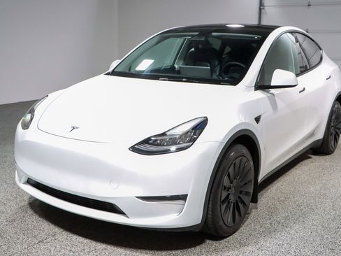 Used 2023 Tesla Model Y Long Range image 26