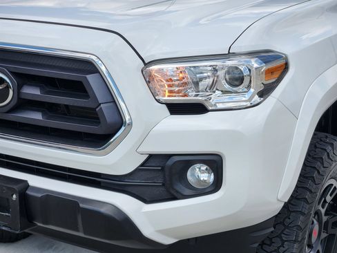 Used 2020 Toyota Tacoma SR5 w/ Technology Package AWD/4WD image 9