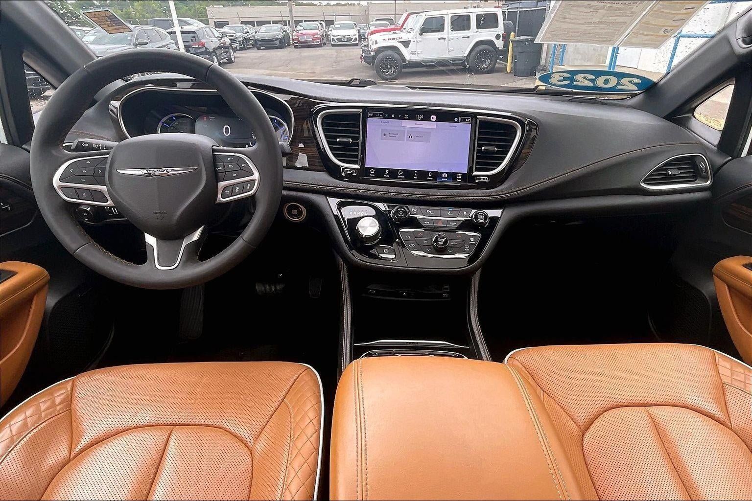 Used 2023 Chrysler Pacifica Pinnacle FWD image 16