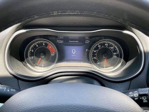 Certified 2022 Jeep Cherokee Limited w/ Elite Package AWD/4WD image 10