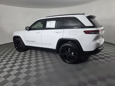 Used 2023 Jeep Grand Cherokee Altitude RWD image 7
