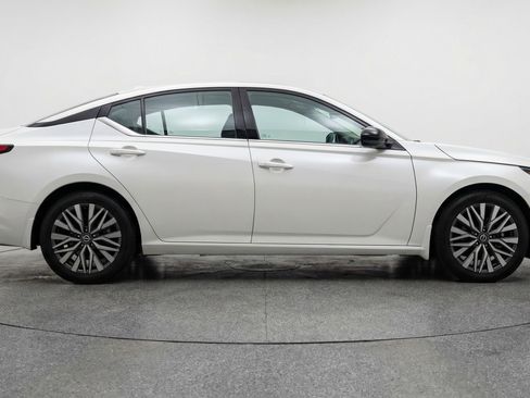 Used 2025 Nissan Altima 2.5 SV image 11