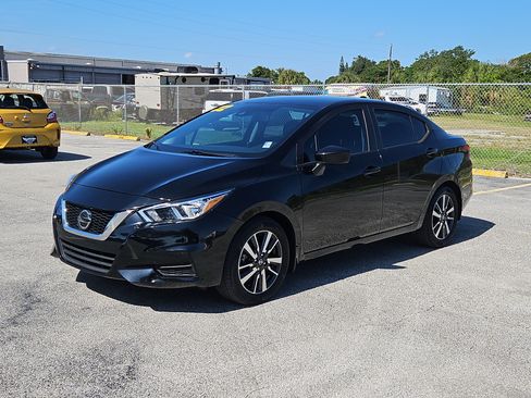 Used 2022 Nissan Versa SV image 2