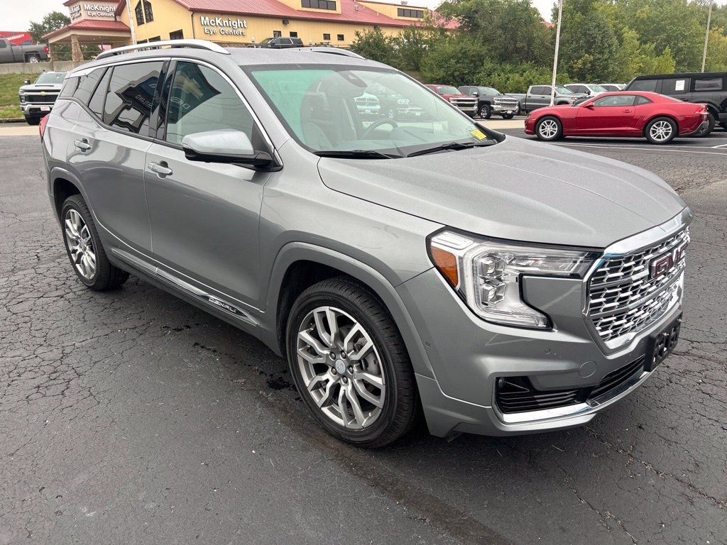 Used 2023 GMC Terrain Denali w/ Denali Premium Package AWD/4WD image 3