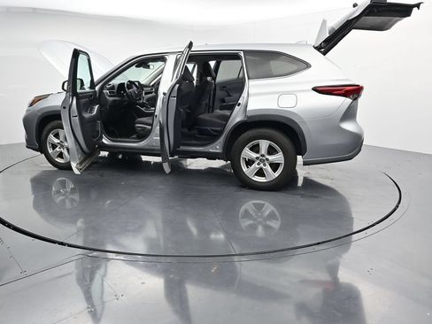 Used 2021 Toyota Highlander LE FWD image 28