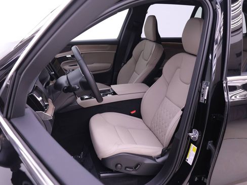Certified 2025 Volvo XC90 B5 Plus AWD/4WD image 7