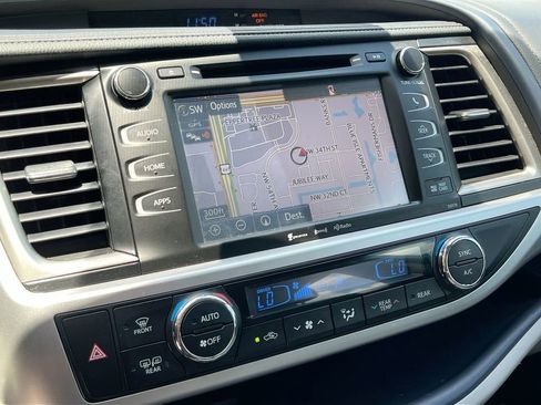 Used 2018 Toyota Highlander XLE FWD image 17
