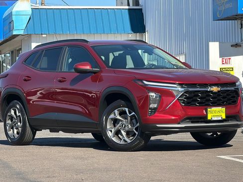 Used 2025 Chevrolet Trax LT FWD image 2