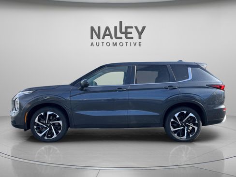 Used 2024 Mitsubishi Outlander SE image 2