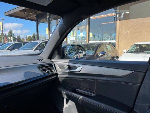 Used 2025 Volkswagen Atlas Cross Sport SE image 35