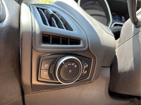 Used 2015 Ford Focus SE w/ Equipment Group 201A FWD image 26