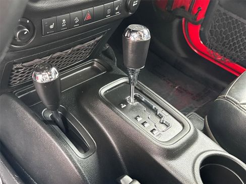 Used 2017 Jeep Wrangler Sahara w/ Connectivity Group AWD/4WD image 25