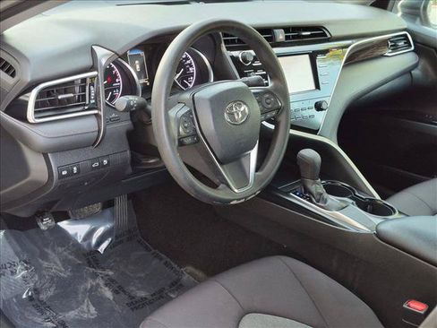 Used 2018 Toyota Camry LE FWD image 9