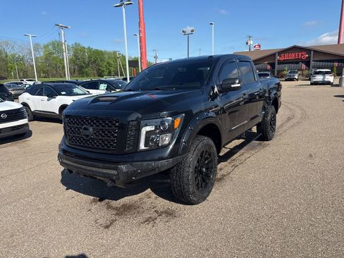 Used 2019 Nissan Titan SL w/ Midnight Edition image 5