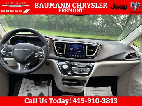 Used 2018 Chrysler Pacifica Touring-L Plus w/ Tire & Wheel Group FWD image 12