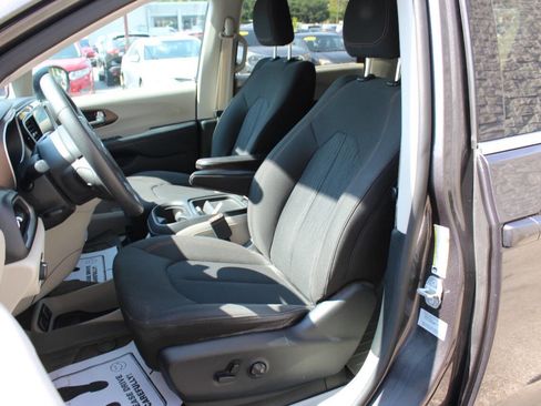 Used 2017 Chrysler Pacifica Touring Plus w/ Tire & Wheel Group image 11