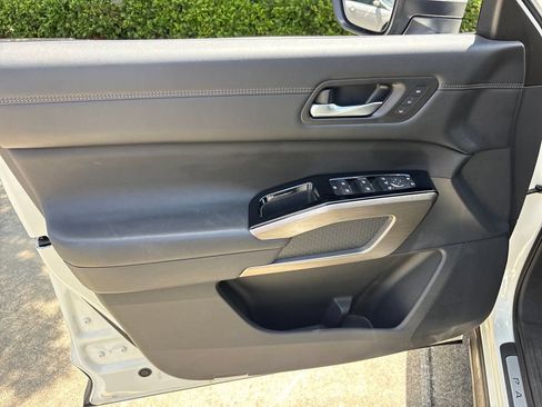 Used 2024 Nissan Pathfinder Platinum w/ Black Appearance Package FWD image 16