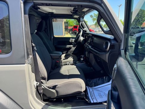 Used 2018 Jeep Wrangler Sport AWD/4WD image 13