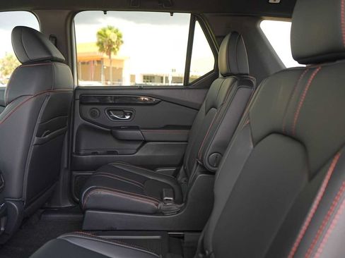Used 2025 Honda Pilot TrailSport image 14