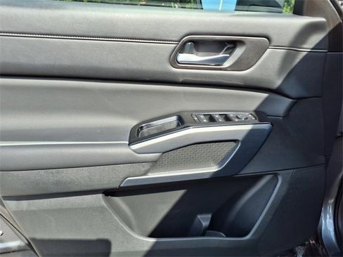 Certified 2024 Nissan Pathfinder SL image 3